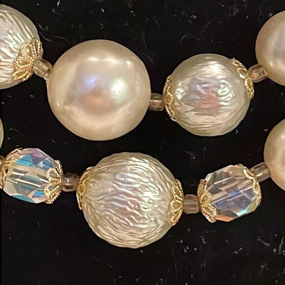 Vintage 1950s triple strand golden golden netted simulated white pearls necklace - Picture 7 of 14